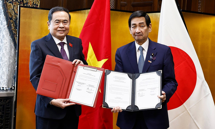 Chủ tịch Quốc hội Trần Thanh Mẫn và Chủ tịch Thượng viện Nhật Bản Sekiguchi Masakazu trao đổi văn kiện hợp tác. Ảnh: Doãn Tấn/TTXVN ctqh-thuong-vien-nhat.jpg