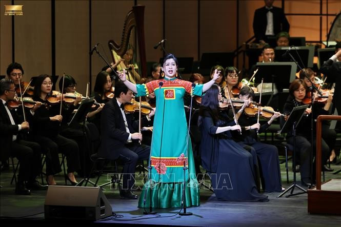 Ca sỹ biểu diễn tại chương trình nghệ thuật "Vang mãi khúc quân hành". Ảnh: TTXVN Ca sỹ biểu diễn tại chương trình nghệ thuật "Vang mãi khúc quân hành". Ảnh: TTXVN