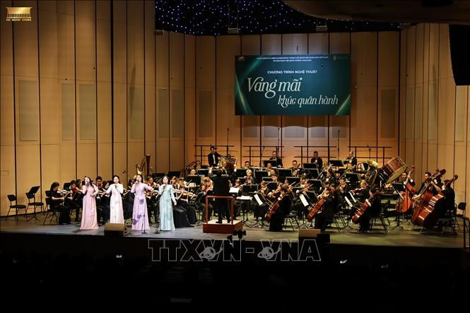 Tiết mục biểu diễn trong chương trình nghệ thuật "Vang mãi khúc quân hành". Ảnh: TTXVN Tiết mục biểu diễn trong chương trình nghệ thuật "Vang mãi khúc quân hành". Ảnh: TTXVN
