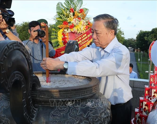 Tổng Bí thư, Chủ tịch nước Tô Lâm dâng hương tại Khu di tích đặc biệt Thành cổ Quảng Trị. Ảnh: Lâm Khánh/TTXVN