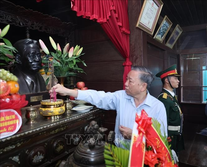 Tổng Bí thư, Chủ tịch nước Tô Lâm dâng hương tại Khu lưu niệm Tổng Bí thư Lê Duẩn. Ảnh: Lâm Khánh/TTXVN