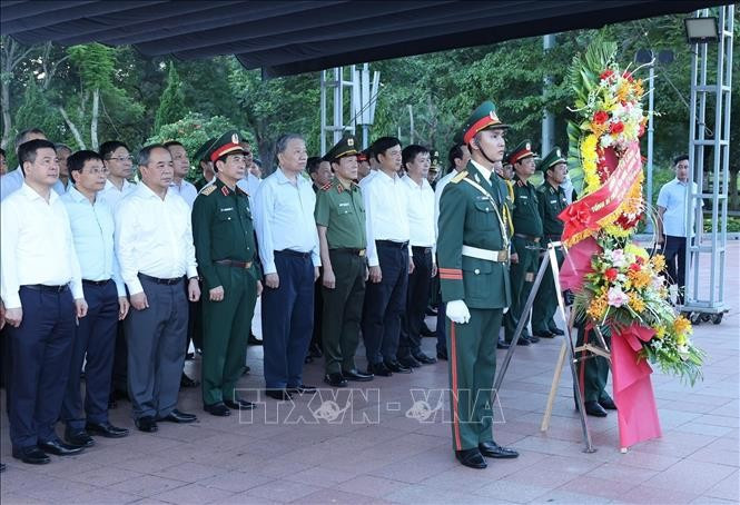 Tổng Bí thư, Chủ tịch nước Tô Lâm dâng hương tại Khu di tích đặc biệt Thành cổ Quảng Trị. Ảnh: Lâm Khánh/TTXVN