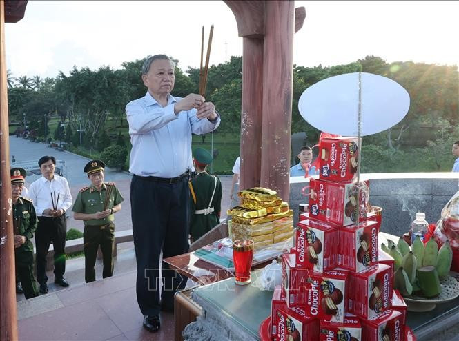 Tổng Bí thư, Chủ tịch nước Tô Lâm dâng hương tại Khu di tích đặc biệt Thành cổ Quảng Trị. Ảnh: Lâm Khánh/TTXVN