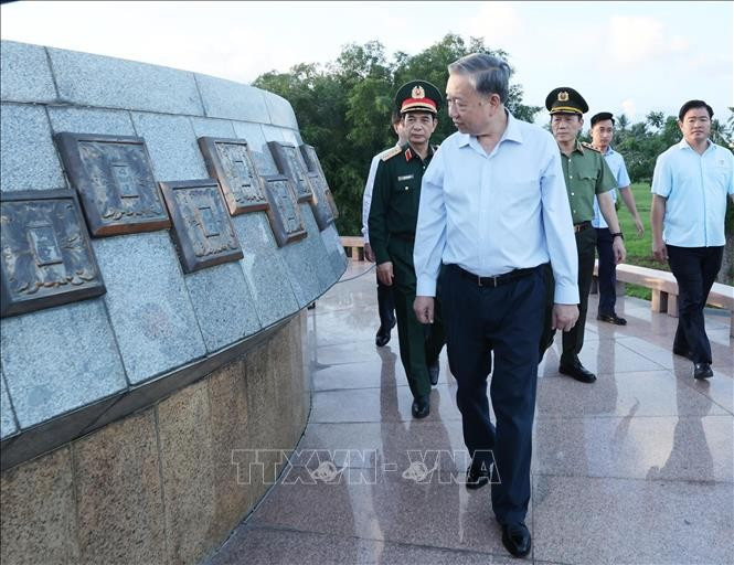 Tổng Bí thư, Chủ tịch nước Tô Lâm thăm Khu di tích đặc biệt Thành cổ Quảng Trị. Ảnh: Lâm Khánh/TTXVN