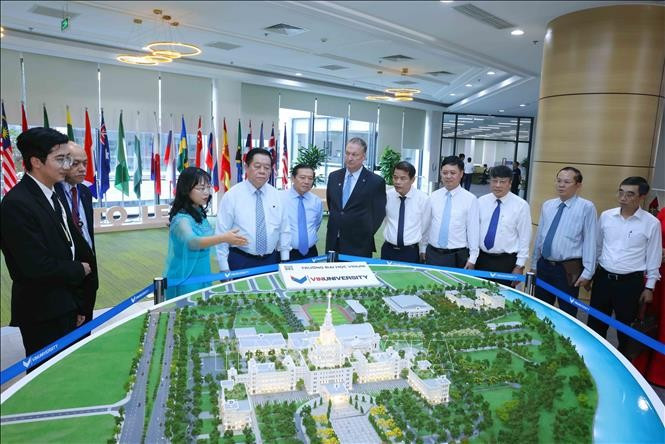 Trưởng Ban Tuyên giáo Trung ương Nguyễn Trọng Nghĩa tham quan Trường Đại học VinUni. Ảnh: Phương Hoa/TTXVN Trưởng Ban Tuyên giáo Trung ương Nguyễn Trọng Nghĩa tham quan Trường Đại học VinUni. Ảnh: Phương Hoa/TTXVN