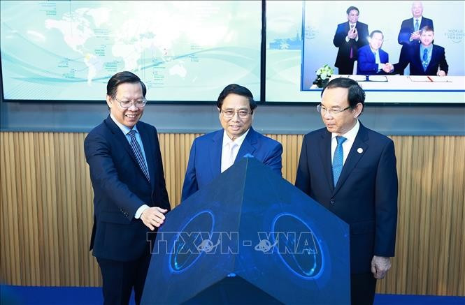 Thủ tướng Phạm Minh Chính và lãnh đạo Thành phố Hồ Chí Minh thực hiện nghi thức khánh thành Trung tâm Cách mạng Công nghiệp lần thứ 4 (C4IR). Ảnh: Dương Giang/TTXVN Thủ tướng Phạm Minh Chính và lãnh đạo Thành phố Hồ Chí Minh thực hiện nghi thức khánh thành Trung tâm Cách mạng Công nghiệp lần thứ 4 (C4IR). Ảnh: Dương Giang/TTXVN
