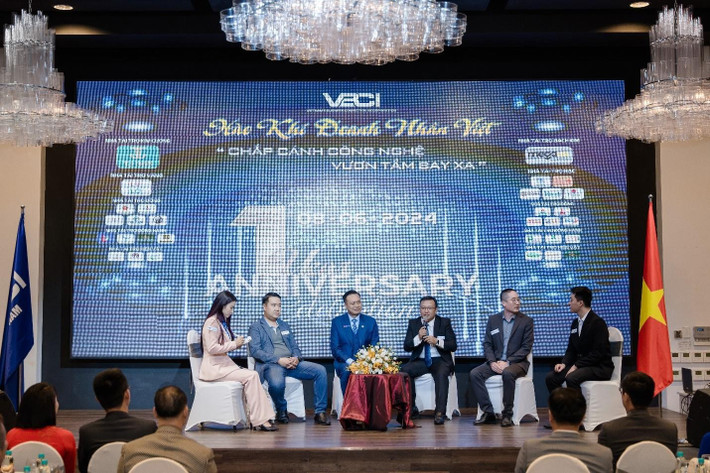 Ông Võ Thanh Nhiên - Giám đốc Phòng Khách hàng doanh nghiệp SME (Eximbank) chia sẻ về sản phẩm EFAST. Ảnh: Eximbank eximbank.jpg