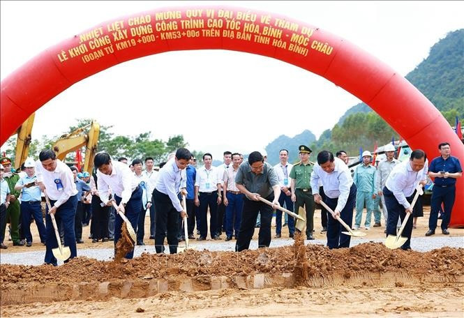 Thủ tướng Phạm Minh Chính và các đại biểu khởi công cao tốc Hoà Bình - Mộc Châu. Ảnh: Dương Giang/TTXVN Thủ tướng Phạm Minh Chính và các đại biểu khởi công cao tốc Hoà Bình - Mộc Châu. Ảnh: Dương Giang/TTXVN
