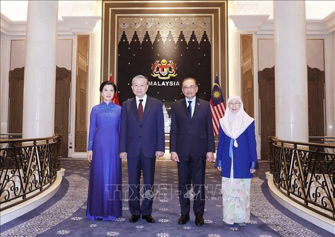Tổng Bí thư Tô Lâm và Phu nhân với Thủ tướng Malaysia và Phu nhân. Ảnh: Thống Nhất/TTXVN Tổng Bí thư Tô Lâm và Phu nhân với Thủ tướng Malaysia và Phu nhân. Ảnh: Thống Nhất/TTXVN