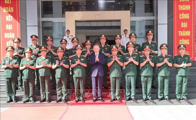 Tổng Bí thư, Chủ tịch nước Tô Lâm với lãnh đạo Bộ Quốc phòng và cán bộ, chỉ huy Tổng cục II chụp ảnh lưu niệm. Ảnh: Trí Dũng/TTXVN Tổng Bí thư, Chủ tịch nước Tô Lâm với lãnh đạo Bộ Quốc phòng và cán bộ, chỉ huy Tổng cục II chụp ảnh lưu niệm. Ảnh: Trí Dũng/TTXVN