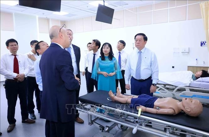 Trưởng Ban Tuyên giáo Trung ương Nguyễn Trọng Nghĩa thăm phòng thực hành Y khoa trường Đại học VinUni. Ảnh: Phương Hoa/TTXVN Trưởng Ban Tuyên giáo Trung ương Nguyễn Trọng Nghĩa thăm phòng thực hành Y khoa trường Đại học VinUni. Ảnh: Phương Hoa/TTXVN