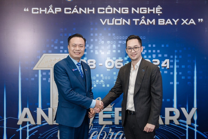 Ông Lương Nguyễn Minh Đăng, Giám đốc Khối Ngân hàng Bán lẻ, Eximbank và ông Nguyễn Xuân Thủy, Nhà sáng lập VBCI ký kết biên bản ghi nhớ eximbank-a2.jpg