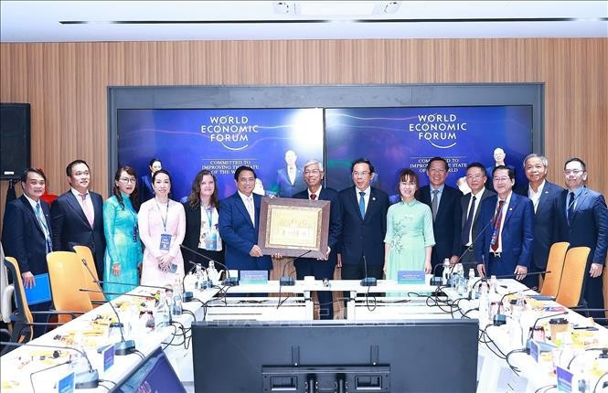 Thủ tướng Phạm Minh Chính tặng quà cho Trung tâm Cách mạng Công nghiệp lần thứ 4 (C4IR). Ảnh: Dương Giang/TTXVN Thủ tướng Phạm Minh Chính tặng quà cho Trung tâm Cách mạng Công nghiệp lần thứ 4 (C4IR). Ảnh: Dương Giang/TTXVN