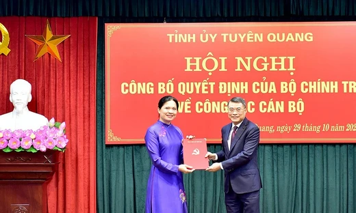 Trao quyết định cho Tân Bí thư Tỉnh ủy Tuyên Quang