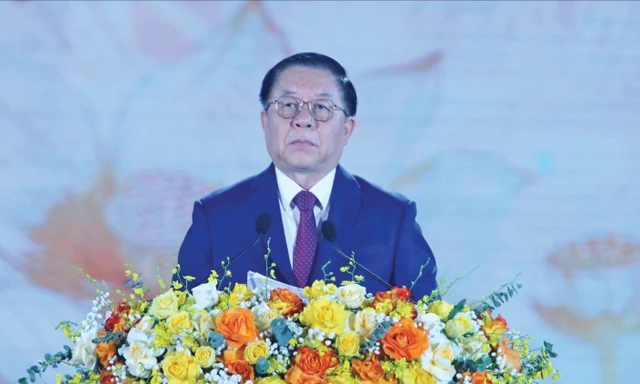 Đoàn công tác do Trưởng Ban Tuyên giáo và Dân vận Trung ương Nguyễn Trọng Nghĩa dẫn đầu đến dâng hương tại Nghĩa trang Liệt sĩ tỉnh Quảng Nam.