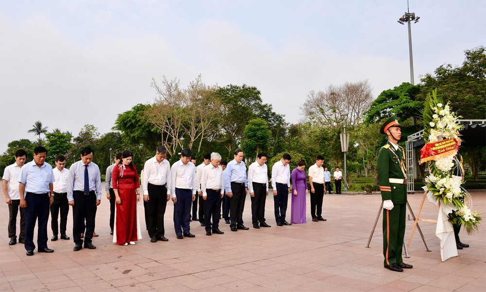 Chủ tịch Quốc hội Trần Thanh Mẫn và Đoàn công tác dâng hương tưởng niệm các Anh hùng Liệt sĩ và đồng bào đã hy sinh tại Thành cổ Quảng Trị. Chủ tịch Quốc hội Trần Thanh Mẫn và Đoàn công tác dâng hương tưởng niệm các Anh hùng Liệt sĩ và đồng bào đã hy sinh tại Thành cổ Quảng Trị.