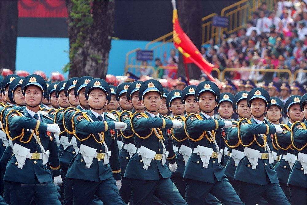 Khối Sĩ quan Phòng không - Không quân tiến qua lễ đài. Ảnh: TTXVN tl-a16.jpg
