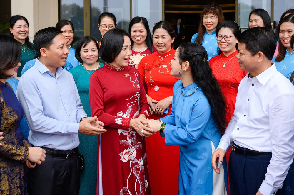 Phó Chủ tịch Quốc hội Nguyễn Thị Thanh trò chuyện với các đại biểu pctqh-nguyenthithanh-a2.jpg