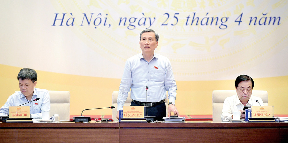 Chủ nhiệm Ủy ban Khoa học, Công nghệ và Môi trường Lê Quang Huy - Phó Trưởng Đoàn Thường trực Đoàn giám sát phát biểu bế mạc hội thảo. Ảnh: Hồ Long quang-huy-2095.jpg