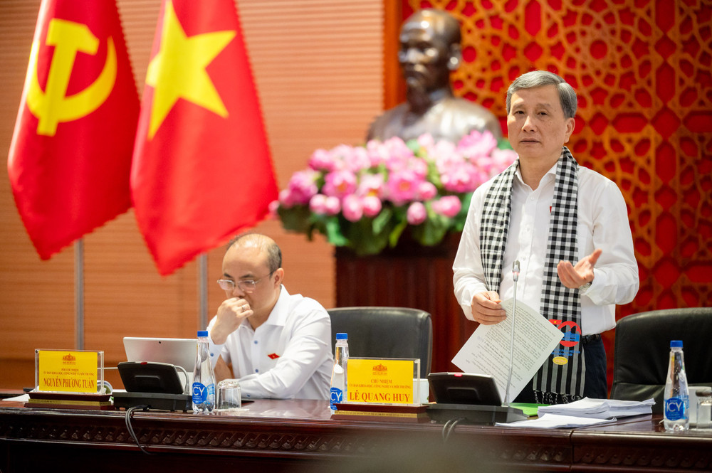 Chủ nhiệm Ủy ban Khoa học, Công nghệ và Môi trường Lê Quang Huy phát biểu tại phiên họp Chủ nhiệm Ủy ban Khoa học, Công nghệ và Môi trường Lê Quang Huy phát biểu tại phiên họp