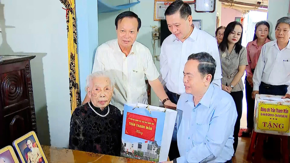 Chủ tịch Quốc hội Trần Thanh Mẫn và Đoàn thăm, tặng quà Mẹ Việt Nam Anh hùng Đào Thị Vui tang-qua.jpg