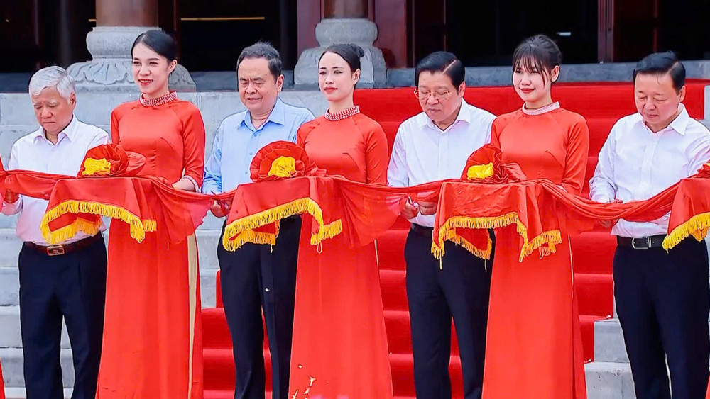 Chủ tịch Quốc hội Trần Thanh Mẫn và các đại biểu cắt băng khánh thành Khu lưu niệm Tổng Bí thư Lê Duẩn Chủ tịch Quốc hội Trần Thanh Mẫn và các đại biểu cắt băng khánh thành Khu lưu niệm Tổng Bí thư Lê Duẩn