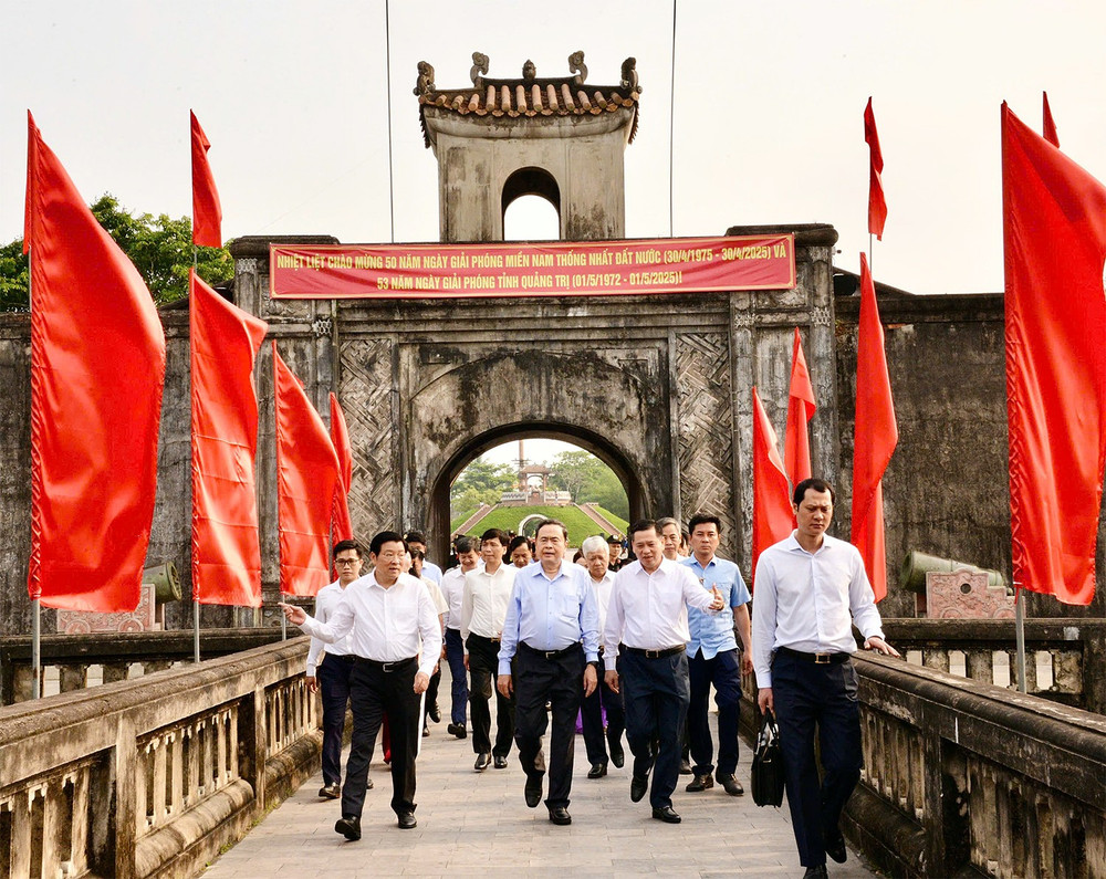 Chủ tịch Quốc hội Trần Thanh Mẫn và Đoàn công tác tới dâng hương tưởng niệm các Anh hùng Liệt sĩ và đồng bào đã hy sinh tại Thành cổ Quảng Trị. Chủ tịch Quốc hội Trần Thanh Mẫn và Đoàn công tác tới dâng hương tưởng niệm các Anh hùng Liệt sĩ và đồng bào đã hy sinh tại Thành cổ Quảng Trị.