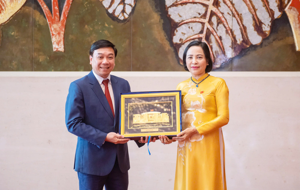 Phó Chủ tịch Quốc hội Nguyễn Thị Thanh tặng quà lưu niệm cho Đoàn ĐBQH các khóa tỉnh Vĩnh Phúc Phó Chủ tịch Quốc hội Nguyễn Thị Thanh tặng quà lưu niệm cho Đoàn ĐBQH các khóa tỉnh Vĩnh Phúc