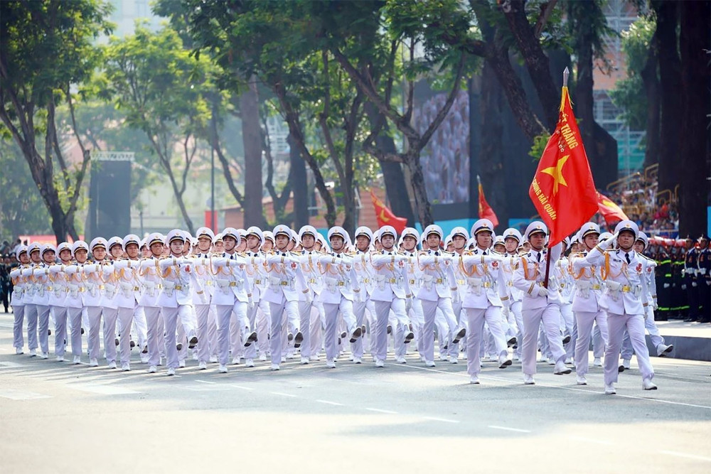 Khối Sĩ quan Hải quân tiến qua lễ đài. Ảnh: TTXVN tl-a13.jpg