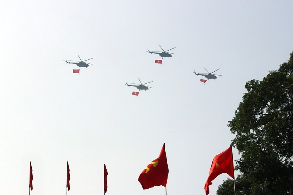 Mở đầu cuộc diễu binh, diễu hành là các biên đội của Không quân nhân dân Việt Nam anh hùng bay trên bầu trời Tổ quốc. Ảnh: TTXVN tl-a8.jpg