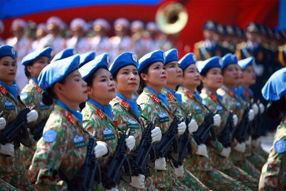 Khối nữ Gìn giữ hòa bình tiến qua lễ đài. Ảnh: TTXVN tl-a15.jpg