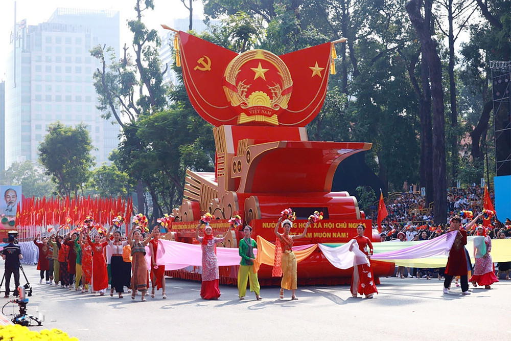 Lễ diễu binh bắt đầu với Đội hình xe mô hình Quốc huy nước Cộng hòa xã hội chủ nghĩa Việt Nam. Ảnh: TTXVN Ảnh 1