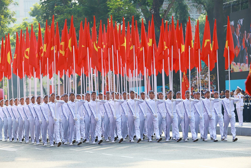Khối cờ Đảng, cờ Tổ quốc tiến qua lễ đài. Ảnh: TTXVN tl-a9.jpg