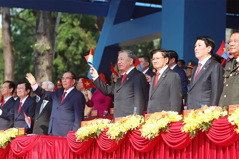 Tổng Bí thư Tô Lâm và các đại biểu theo dõi cuộc diễu binh, diễu hành từ trên lễ đài. Ảnh: TTXVN tl-a7.jpg