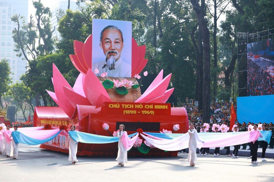 Lễ diễu binh bắt đầu với Đội hình xe mô hình Quốc huy nước Cộng hòa xã hội chủ nghĩa Việt Nam và Xe rước chân dung Chủ tịch Hồ Chí Minh tiến qua lễ đài. Ảnh: TTXVN Ảnh 2