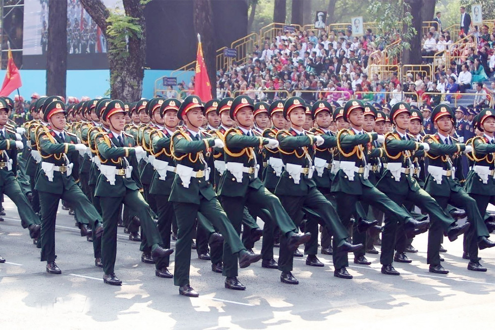 Khối Sĩ quan Lục quân tiến qua lễ đài. Ảnh: TTXVN tl-a12.jpg
