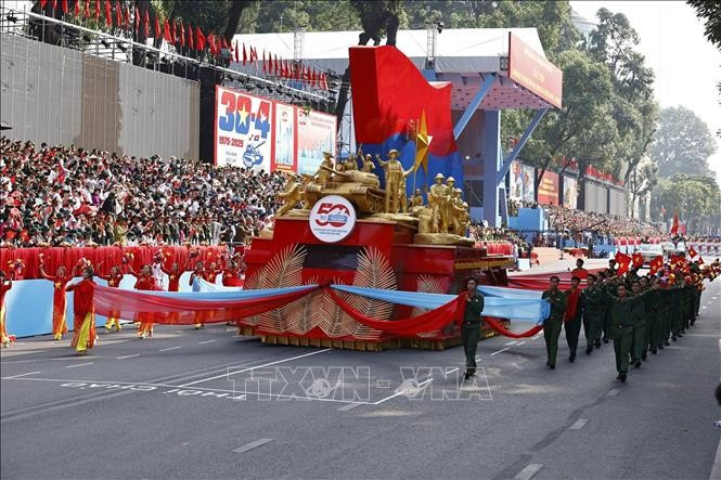 Xe mô hình biểu tượng 50 năm giải phóng miền Nam, thống nhất đất nước tiến qua lễ đài. Ảnh: TTXVN giai-phong3.jpg
