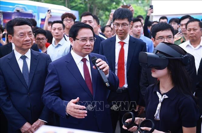 Thủ tướng Phạm Minh Chính tham quan trưng bày sản phẩm đổi mới sáng tạo và chuyển đổi số”. Ảnh: Dương Giang/TTXVN. Thủ tướng Phạm Minh Chính tham quan trưng bày sản phẩm đổi mới sáng tạo và chuyển đổi số”. Ảnh: Dương Giang/TTXVN.