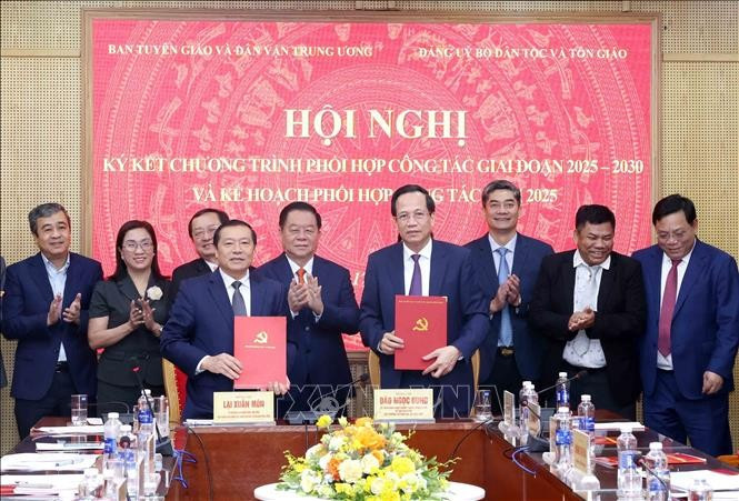 Phó Trưởng Ban Tuyên giáo và Dân vận Trung ương Lại Xuân Môn và Bộ trưởng Bộ Dân tộc và Tôn giáo Đào Ngọc Dung ký kết phối hợp công tác giữa hai cơ quan. Ảnh: Phương Hoa/TTXVN Phó Trưởng Ban Tuyên giáo và Dân vận Trung ương Lại Xuân Môn và Bộ trưởng Bộ Dân tộc và Tôn giáo Đào Ngọc Dung ký kết phối hợp công tác giữa hai cơ quan. Ảnh: Phương Hoa/TTXVN