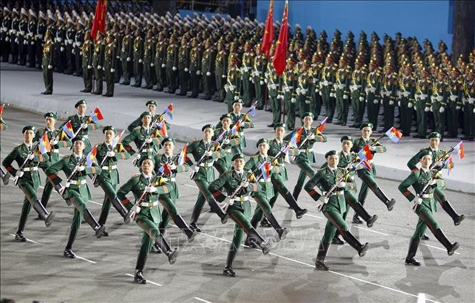 Chương trình đồng diễn nghệ thuật múa súng của Lực lượng Quân đội nhân dân tham gia Tổng hợp luyện diễu binh, diễu hành lần 2. Ảnh: TTXVN Chương trình đồng diễn nghệ thuật múa súng của Lực lượng Quân đội nhân dân tham gia Tổng hợp luyện diễu binh, diễu hành lần 2. Ảnh: TTXVN