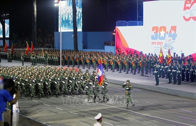 Lực lượng Quân đội vũ trang Lào tham gia Tổng hợp luyện diễu binh, diễu hành lần thứ hai. Ảnh: TTXVN Lực lượng Quân đội vũ trang Lào tham gia Tổng hợp luyện diễu binh, diễu hành lần thứ hai. Ảnh: TTXVN