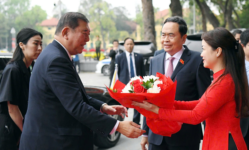 Chủ tịch Quốc hội Trần Thanh Mẫn đón Thủ tướng Nhật Bản Ishiba Shigeru. Ảnh: Lâm Hiển Chủ tịch Quốc hội Trần Thanh Mẫn đón Thủ tướng Nhật Bản Ishiba Shigeru. Ảnh: Lâm Hiển