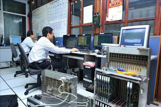 Xử lý kỹ thuật tại phòng Truyền dẫn Trung tâm VNPT Hà Nội. Ảnh tư liệu: Minh Quyết/TTXVN Xử lý kỹ thuật tại phòng Truyền dẫn Trung tâm VNPT Hà Nội. Ảnh tư liệu: Minh Quyết/TTXVN