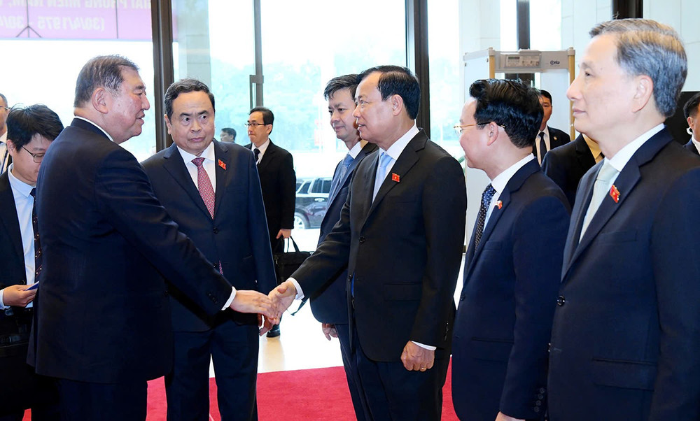 Chủ tịch Quốc hội Trần Thanh Mẫn giới thiệu các thành viên trong Đoàn với Thủ tướng Nhật Bản Ishiba Shigeru. Ảnh: Lâm Hiển Chủ tịch Quốc hội Trần Thanh Mẫn giới thiệu các thành viên trong Đoàn với Thủ tướng Nhật Bản Ishiba Shigeru. Ảnh: Lâm Hiển