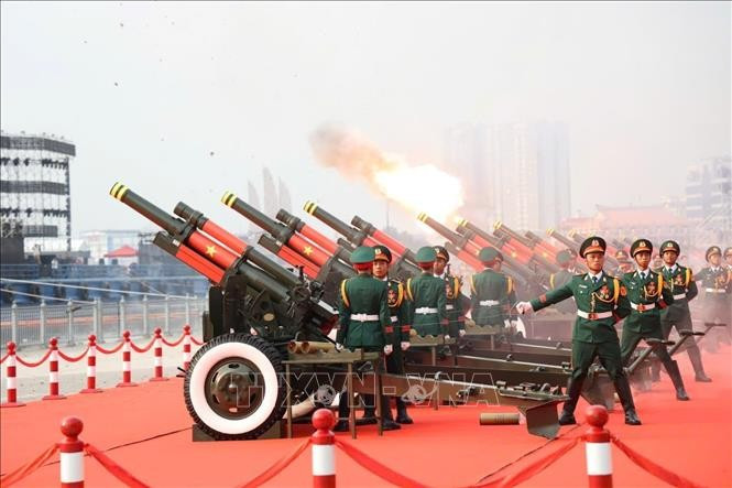 Nghi lễ bắn 21 loạt đại bác trên nền Quốc thiều nước Cộng hòa xã hội chủ nghĩa Việt Nam. Ảnh: TTXVN phao.jpg