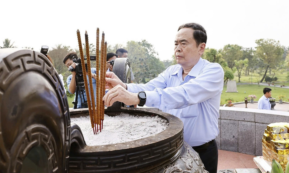 Chủ tịch Quốc hội Trần Thanh Mẫn dâng hương tưởng niệm các Anh hùng Liệt sĩ và đồng bào đã hy sinh tại Thành cổ Quảng Trị. ct-1.jpg