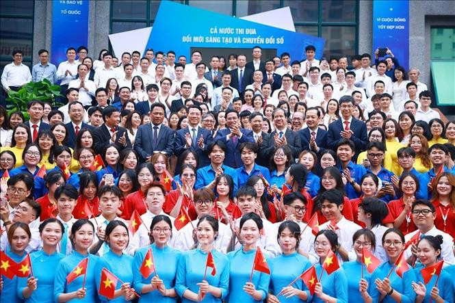 Thủ tướng Phạm Minh Chính với lãnh đạo và sinh viên Học viện Công nghệ Bưu chính Viễn thông. Ảnh: Dương Giang/TTXVN Thủ tướng Phạm Minh Chính với lãnh đạo và sinh viên Học viện Công nghệ Bưu chính Viễn thông. Ảnh: Dương Giang/TTXVN