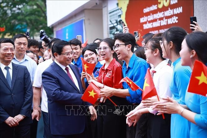 Thủ tướng Phạm Minh Chính với sinh viên tham dự Lễ phát động Phong trào “Cả nước thi đua đổi mới sáng tạo và chuyển đổi số”. Ảnh: Dương Giang/TTXVN. Thủ tướng Phạm Minh Chính với sinh viên tham dự Lễ phát động Phong trào “Cả nước thi đua đổi mới sáng tạo và chuyển đổi số”. Ảnh: Dương Giang/TTXVN.