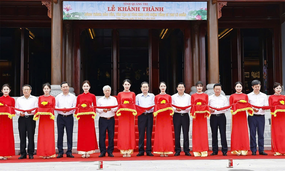 Chủ tịch Quốc hội Trần Thanh Mẫn và các đại biểu cắt băng khánh thành Khu lưu niệm Tổng Bí thư Lê Duẩn ct3.jpg