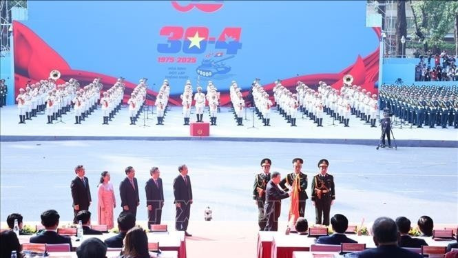 Tổng Bí thư Tô Lâm thay mặt lãnh đạo Đảng, Nhà nước trao tặng danh hiệu “Anh hùng Lao động” cho Đảng bộ, Chính quyền và Nhân dân TP. Hồ Chí Minh. Ảnh: TTXVN trao-2-6970.jpg